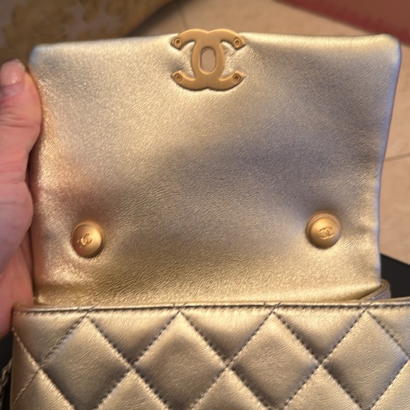 NWT CHANEL MINI QUILTED LAMBSKIN FLAP BAG WITH PEARL TOP HANDLE.  ALSO CROSSBODY - Picture 6 of 9